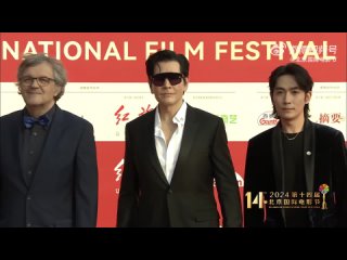 Чжу Илун на красной дорожке 14-го Пекинского кинофестиваля ()