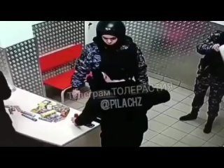 В Подмосковье задержали ушлого таджика пытавшегося украсть пакет сладостей