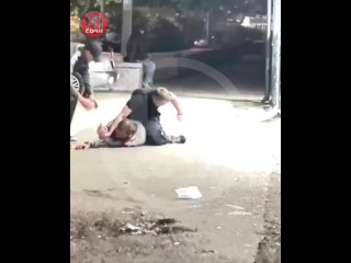 Американские боевики «отдыхают»: двое мужчин сцепились на улице в Сочи