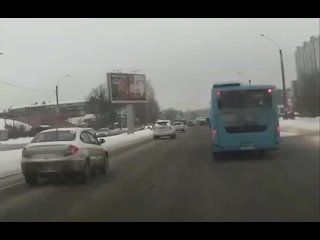 Оторвавшееся от автобуса колесо сломало челюсть женщине в Петербурге