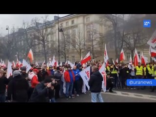 Польские фермеры проводят крупный протест, перекрывая все улицы Варшавы. Митингующие жгут файеры и покрышки. Акцию фермеров подд