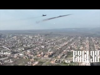 Штурмовики Су-25 ВКС России наносят удары по украинским позициям в городе Часов Яр