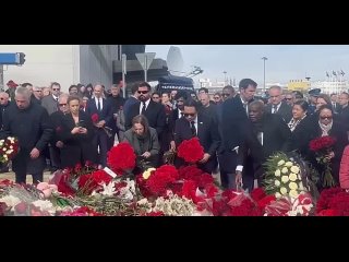 ️Más de 130 embajadores de países extranjeros y representantes de misiones diplomáticas depositaron flores en memoria de las víc