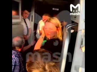 Скандал на борту - Бортпроводник бросил бутылку в пассажира во время рейса Сочи-Москва