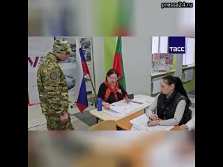 В Мелитополе первые избиратели пришли к участкам сразу к открытию, передает корреспондент ТАСС.   П