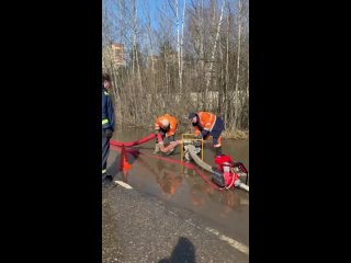 Сотрудники «Водоканала» откачивают воду с дороги в Нахабино