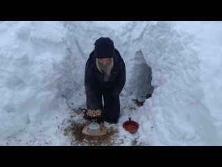 Строительство снежного укрытия в зимнем лесу | Приготовление пищи на открытом воздухе