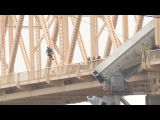 Грузовик повис на мосту в Кентукки водителя спасли