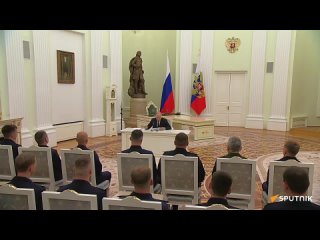 Владимир Путин провел встречу с российскими военнослужащими в Кремле ()