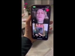 В украинских пабликах пишут, что это видео разговора с женой раненного ВСУшника, которого в числе других приказали оставить при