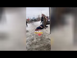 Школьники жестоко избили мужчину из-за замечания в Омске  На кадрах видно, как подросток бьет лежаще