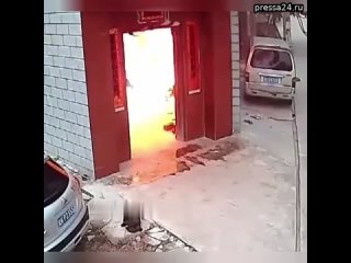Эпическое видео взрыва газа на небольшом производстве в Китае, расходится по соцсетям