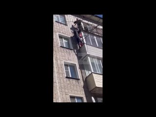 В Кировe девочка вылезла на кaрниз балкона и чуть нe сорвалась с 4 этажa_ ее спа