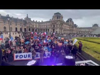 Kundgebung gegen Ukraine-Untersttzung und fr Nato-Austritt in Paris