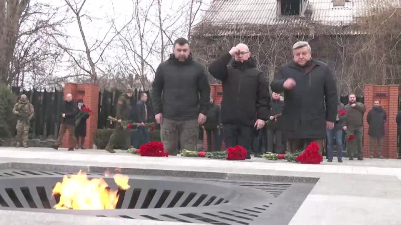 Die ewige Flamme wird nun an der rekonstruierten Gedenkstätte des Bergwerks 4, 4 bis in Donezk brennen, als