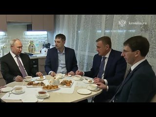 Путин заехал в гости к тульскому врачу и выпил чаю