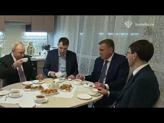 Владимир Путин посетил коттеджный посёлок для медработников в Туле, где побывал в гостях у семьи ШвецовыхЯрослав Швецов, врач-
