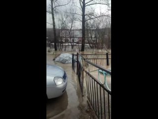 Жители Таштагольского района сообщают о том, что местная река вышла из берегов