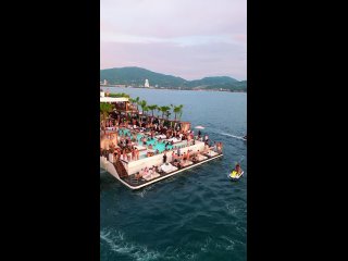 Таиланд_🇹🇭_Yona_Beach_Club_это_настоящий_огромный_корабль,_как_зеленый