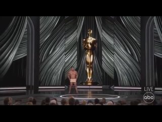 Главным событием 96-ой церемонии вручения премии Оскар в Лос-Анджелесе стал не фильм, а голый человек, который объявлял победи