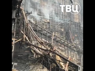 Спасатели продолжают тушить очаги горения в Крокусе на кровле, втором и третьем этажахОбщая площадь возгорания составляет 50