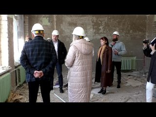 Ход работ по капремонту в школе №32 Волжского проверили депутаты и мэрия