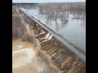 С дрона наглядно видно, насколько много воды удерживает дамба в Орске