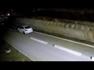 В Берёзовском рухнувшая стена раздавила припаркованный автомобиль