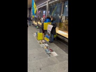 🇪🇸 Madrid. Notice the donation box. Such groups are controlled through the diaspora and the structures of the Ukrainian Foreign