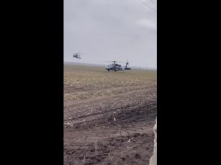 Американские вертолёты UH-60A Blackhawk Главного управления разведки Минобороны Украины во время подготовки к высадке десанта в