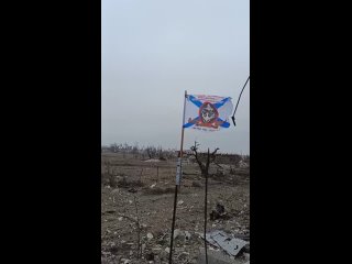 В центре Новомихайловки отряд Шторм 155 ОГвБрМП установил два флага своего подразделения. Один—по просьбе ветерана подразделения