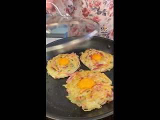 Картофельные гнезда с яичницей (яйца — источник белка, необходимого для роста и восстановления тканей)