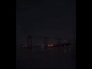 Корабль врезался и разрушил огромный мост в американском штате Мэриленд. Он соединял западную и восточную части города. Нескольк