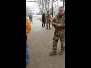 Жительницы Одессы «тепло» приветствуют военкомов Зеленского ()