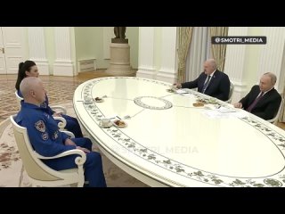 Без космоса невозможно решить ни одной задачи, включая повышение обороноспособности, заявил Владимир Путин на встрече с космонав