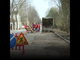 В Великом Новгороде восстанавливают дорожное полотно на улице Славная