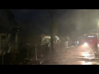 Пожарные тушат дом на ремзаводе