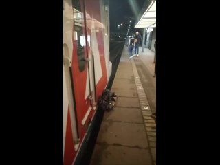 Жуть из Щербинки🙈

Пассажир упал под приближающуюся электричку и застрял между платформой и вагоном на станции «Щербинка» 

Пасс