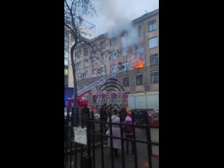 Сегодня в Екатеринбурге произошел пожар в Уральском экономическом колледже.