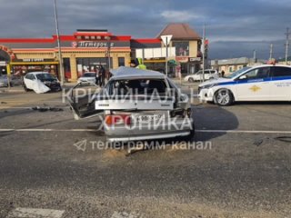 Полицейский пролетел на красный сигнал светофора и устроил смертельную аварию в Дагестане