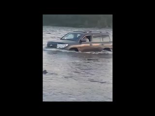 Тойота Land Cruiser 200 - Крузак плывет по реке видео