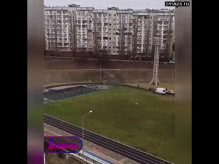 Один из снарядов ВСУ, запущенных по Белгороду, попал на школьный стадион рядом с обстрелянным ТЦ и р
