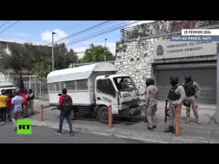 Des Hatiens brlent des pneus devant l'ambassade du Canada  Port-au-Prince