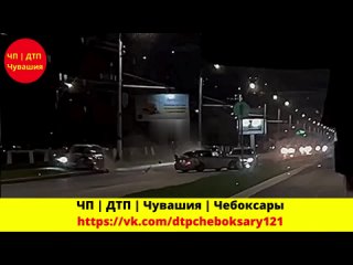 Ночное ДТП в Новочебоксарске попало на камеру очевидца. Предварительно, авария произошла на Советской улице около ЦРТДиЮ.