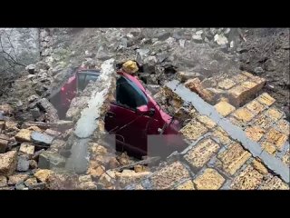 Непогода обрушилась на Ялту, в результате чего нашли машину под завалами подпорной стены