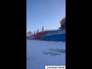 🇷🇺 Россия – это когда атомный ледокол проходит сквозь льды в паре десятков метров от тебя, и твое сердце замирает от гордости и
