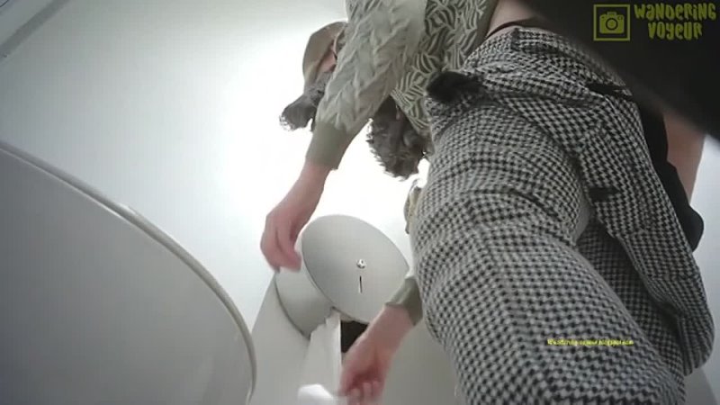 Женщина какала в туалете и попала на скрытую камеру