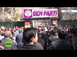 Des affrontements éclatent dans les villes turques secouées par des manifestations suite à l’exclusion d’un maire kurde