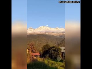 Невероятное, атмосферное видео. Смотреть со звуком! Автор из Мексики снимал красивый пейзаж луны и г