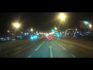 В Москве на ночной дороге два водителя не поняли друг друга: один думал, что он и впереди идущий автомобиль проскочат на желтый